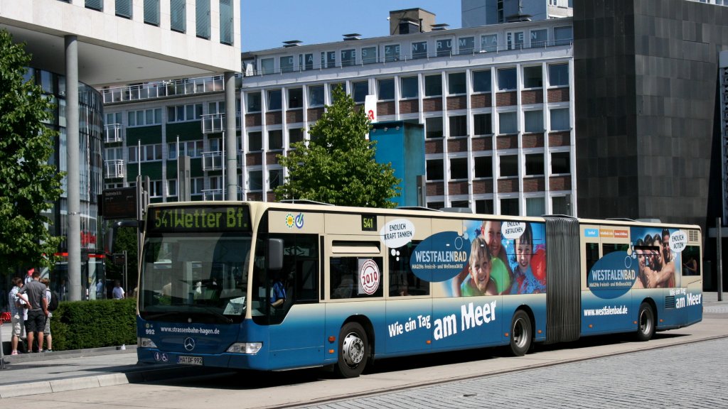 Straenbahn Hagen 992 (HA DF 992) macht Werbung fr das Westfalenbad Hagen.
Hagen Stadtmitte, 26.6.2010.