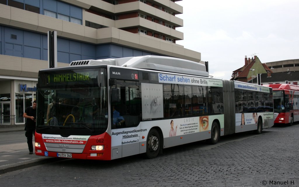 SVHI 062 (HI SV 363).
Der Bus wirbt fr Lasik Hildesheim.
Hildesheim HBF, 16.8.2010.