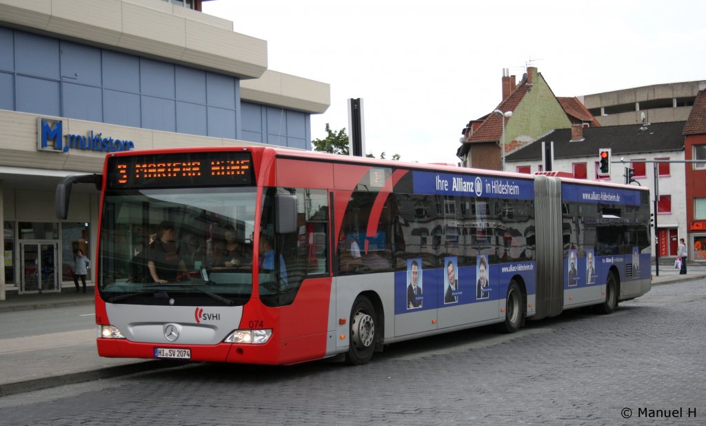 SVHI 074 (HI 2074).
Aufgenommen am HBF Hildesheim, 16.8.2010.
Der Bus wirbt fr die Allianz.