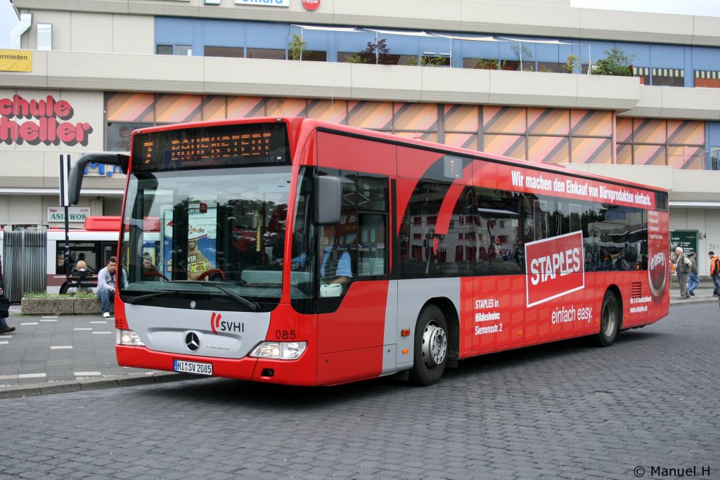 SVHI 085 (HI SV 2085).
Aufgenommen am Bahnhof Hildesheim, 16.8.2010.
Der Bus wirbt fr Staples.