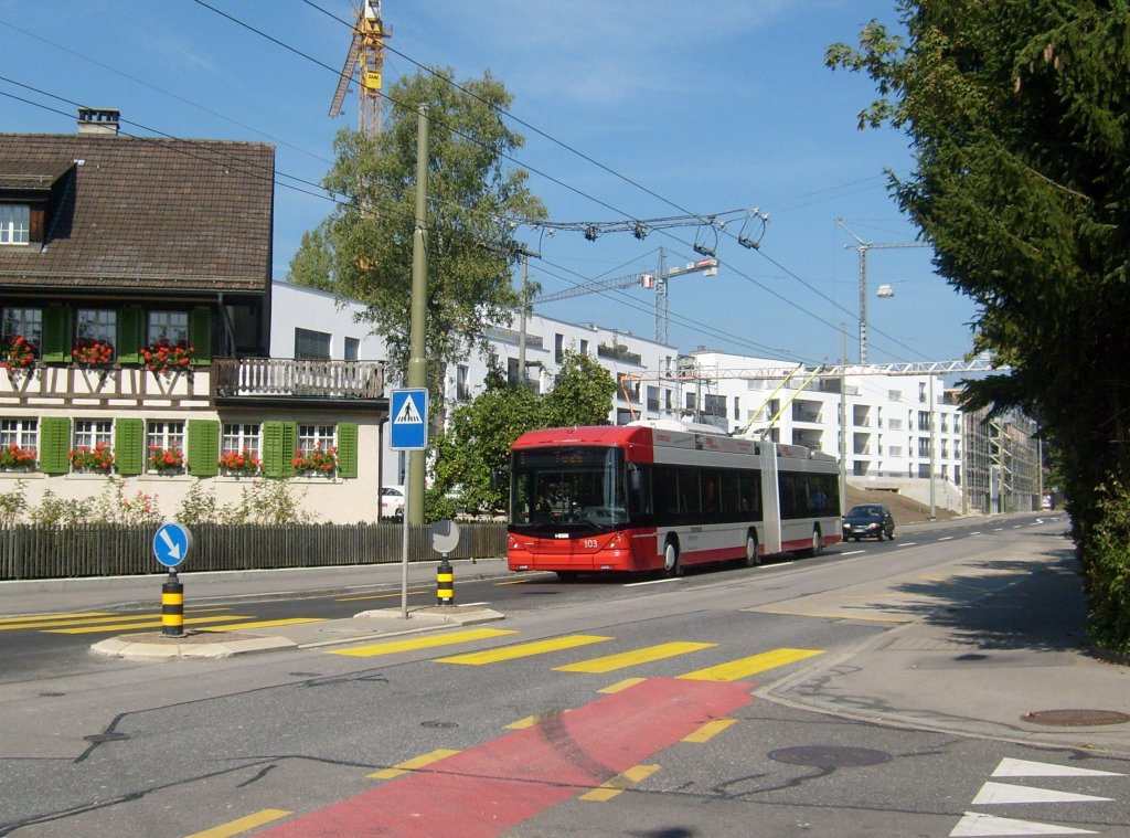 Swisstrolley Nr. 103 am 16.9.2011 bei Zinzikon, zwischen  Stadt und Land .