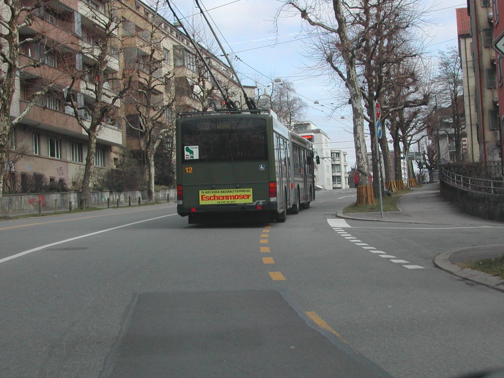 Swisstrolley Nr. 12 erreicht in Krze die Haltestelle Wyleregg