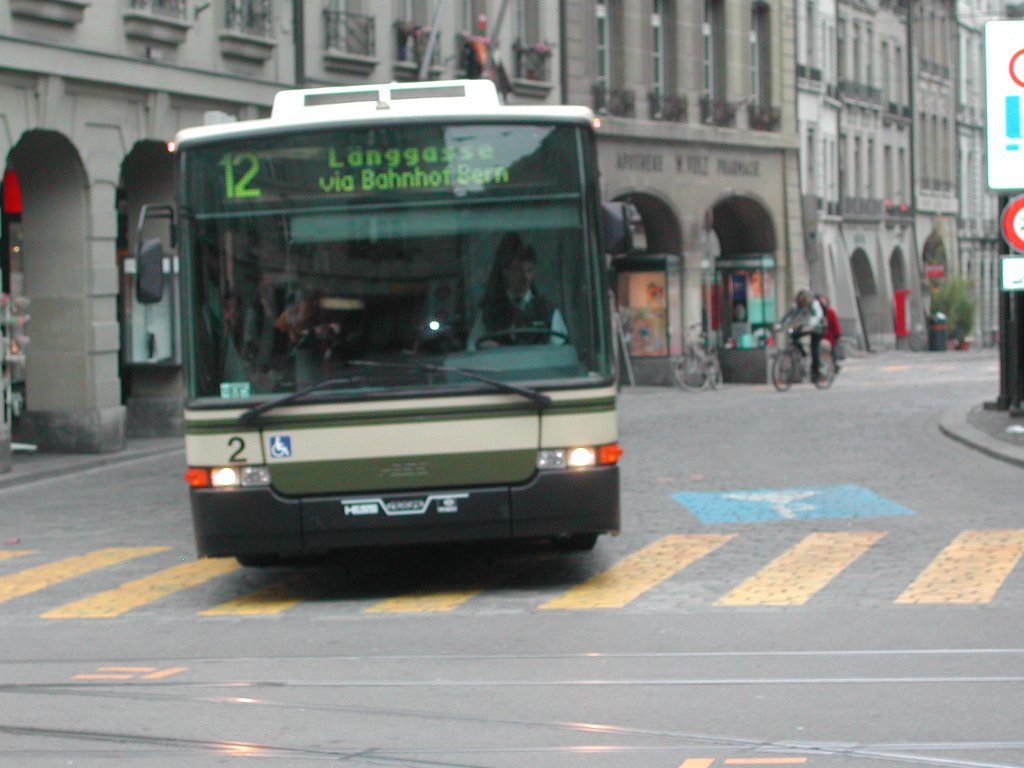 Swisstrolley Nr. 2 noch in den alten Farben von Bernmobil. 
Hier beim Zytglogge