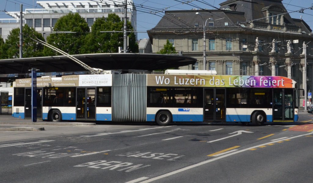 Swisstrolley3 O2668 von Hess, Oberleitungs-Gelenkbus der VBL Luzern nach Abfahrt vom Bahnhof beobachtet am18,6,2013. Lnge:18,7m, Breite:2,55m, Sitz+Stehpltze 190.
