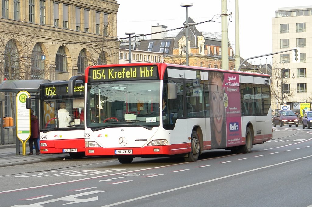 SWK 5432 (KR ZE 32) mit Werbung fr Berlitz an der Haltestelle Krefeld HBF mit der Linie 054.
Aufgenommen am 25.1.2008.