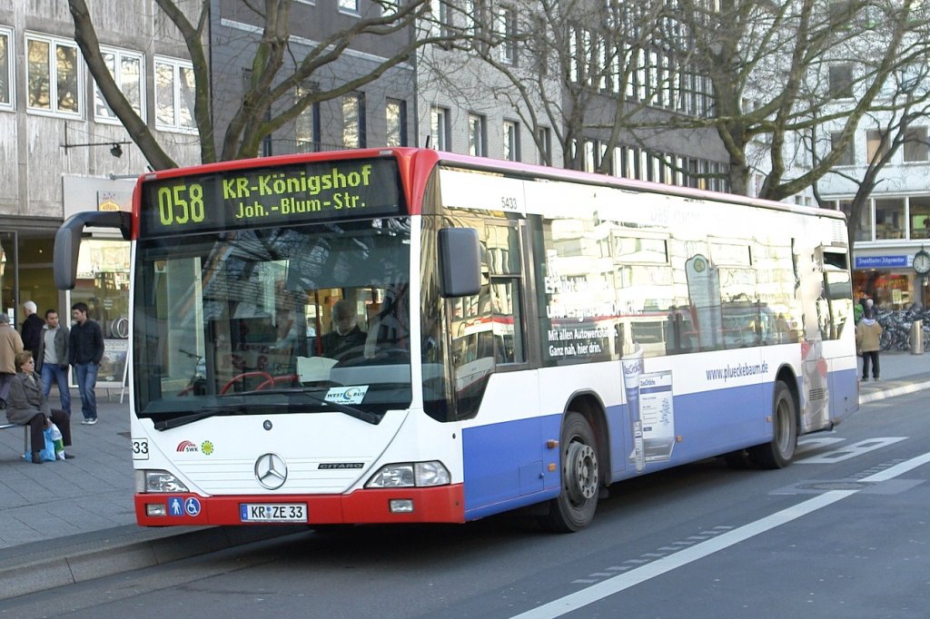 SWK 5433 (KR ZE 33) mit Werbung fr das rtliche Telefonbuch aufgenommen am Ostwall in Krefeld mit der Linie 058 nach Krefeld Knigshof.
25.1.2008