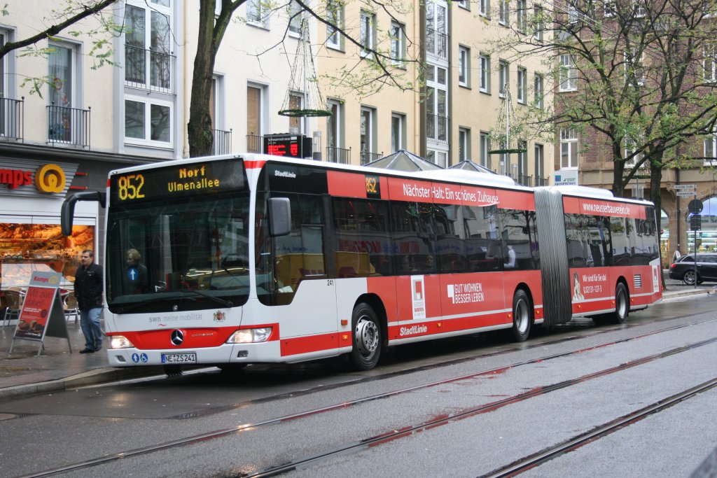 SWN 241 (NS ZS 241) mit Werbung fr den Neusser Bauverein.
Aufgenommen mit der Linie 852 nach Norf am 28.11.2009 an der Schwannstr. in Neuss.