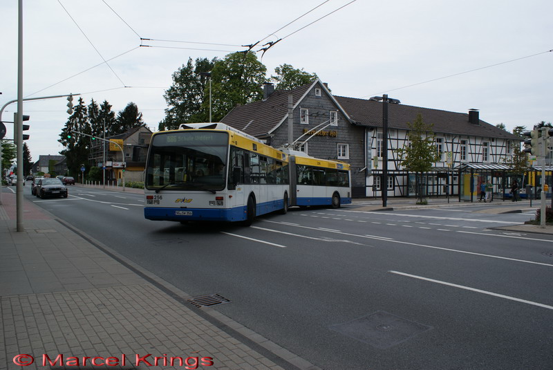 SWS 256 bei der Ausfahrt an der Hst Auf der Hhe