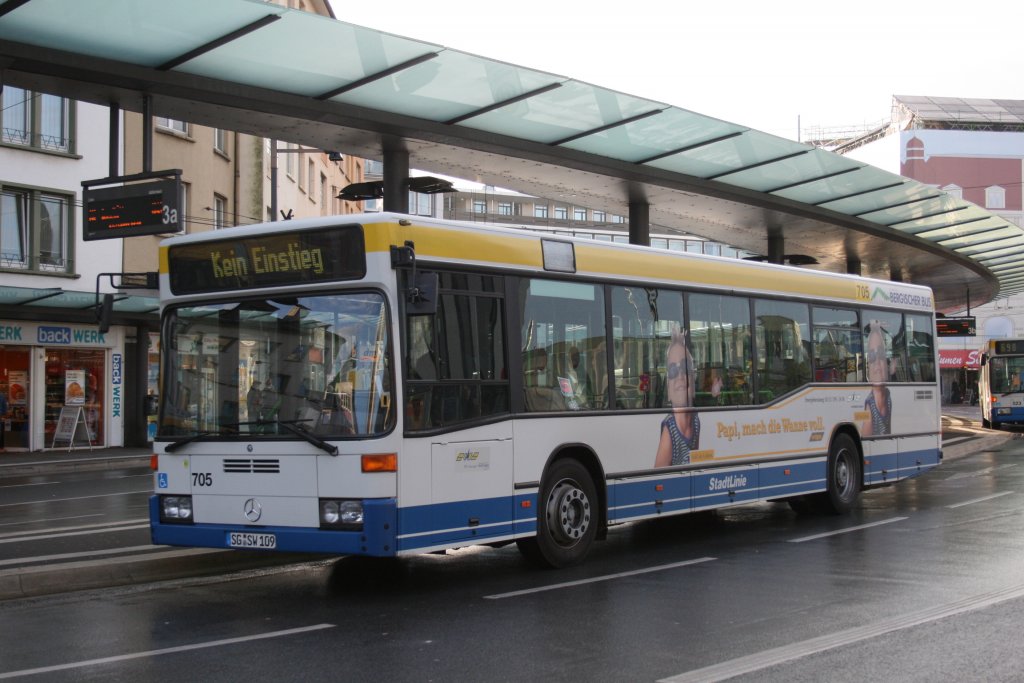 SWS 705 (SG SW 109)  mit Werbung fr Erdgas aufgenommen am ZOB Solingen Stadtmitte.
21.11.2009