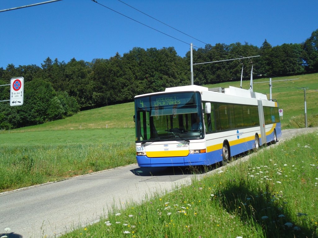 TC La Chaux-de-Fonds - Nr. 123 - NAW/Hess Gelenktrolleybus am 11. Juli 2011 in La Chaux-de-Fonds, Eplatures