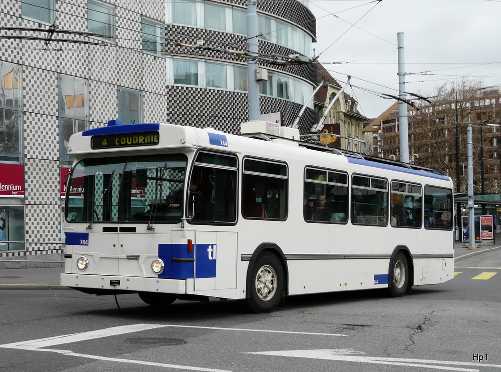 TL - FBW Trolleybus Nr.744 unterwegs auf der Linie 4 in der Stadt Lausanne am 27.03.2010