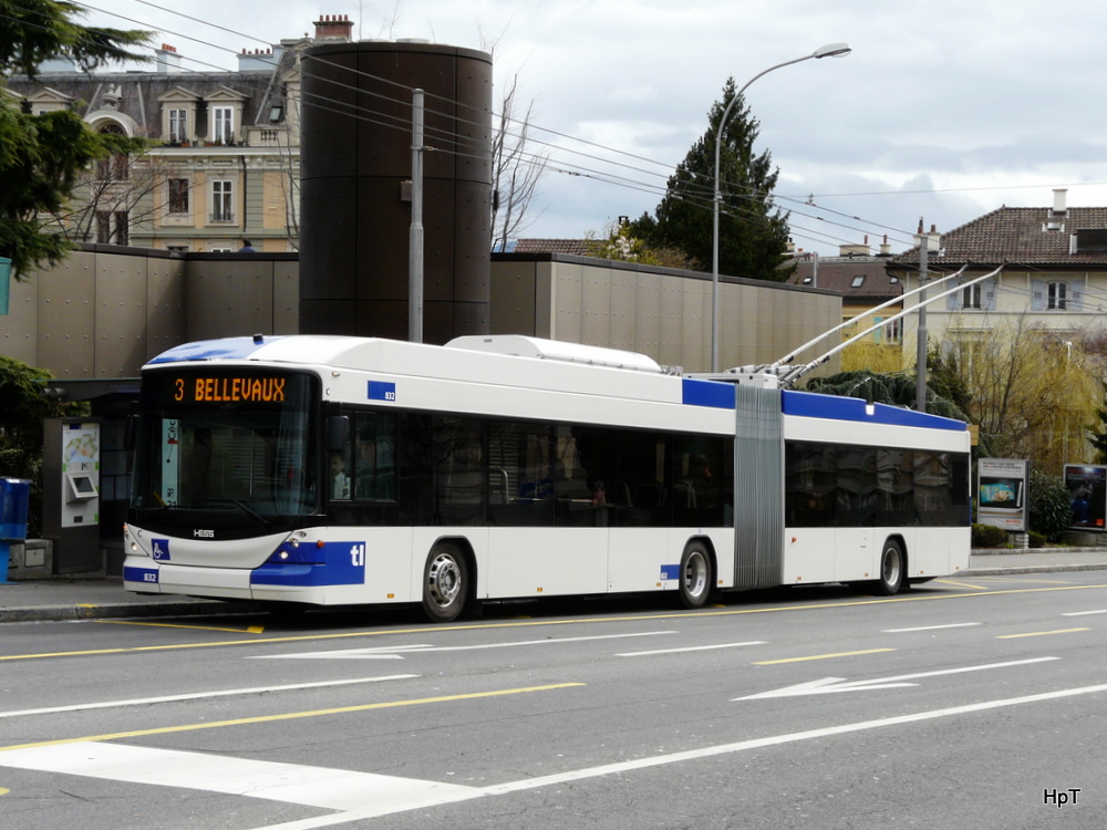 TL - Hess-Swisstrolleybus BGT-N2C  Nr.832 unterwegs auf der Linie 3 in der Stadt Lausanne am 27.03.2010