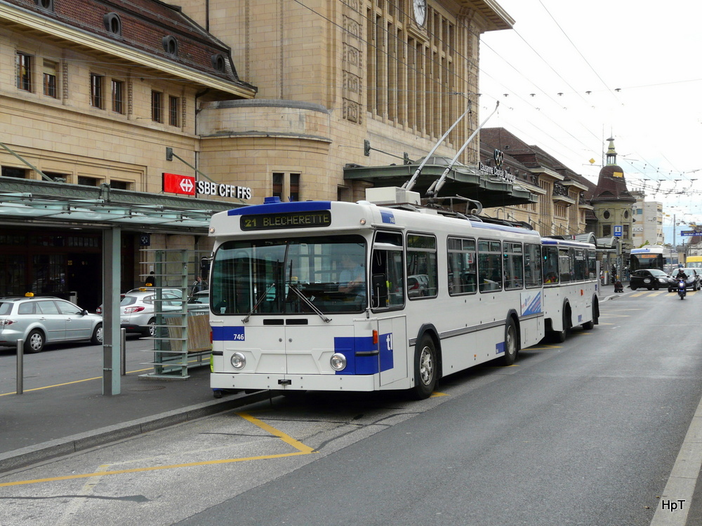 Tl Lausanne - FBW Trolleybus Nr.746 unterwegs auf der Linie 21 bei der Haltestelle vor dem Bahnhof in Lausanne am 01.05.2012