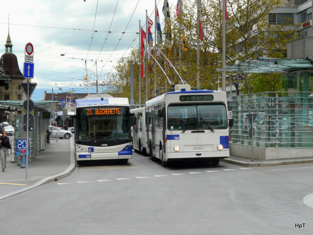 Tl Lausanne - Hess-Swisstrolley BGT-N2C  Nr.852 unterwegs auf der Linie 21 und NAW Trolleybus Nr.792 unterwegs auf der Linie 1 bei den Haltestellen vor dem Bahnhof in Lausanne am 01.05.2012