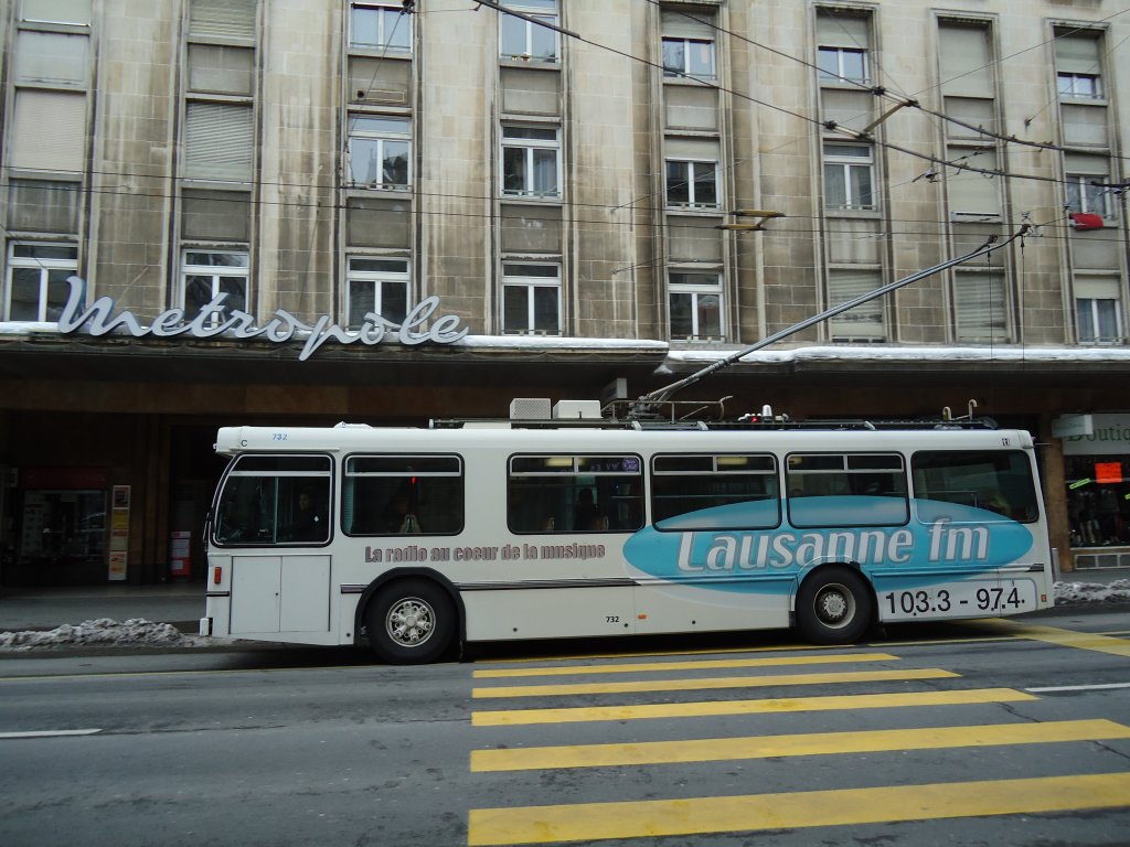 TL Lausanne Nr. 732 FBW/Hess Trolleybus am 5. Dezember 2010 Lausanne, Bel-Air (mit Vollwerbung fr  Lausanne fm )