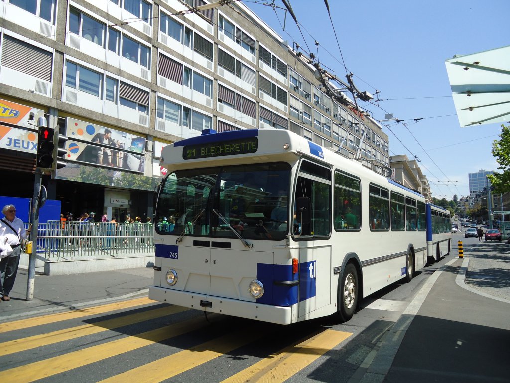 TL Lausanne - Nr. 745 - FBW/Hess Trolleybus am 12. Juli 2011 beim Bahnhof Lausanne