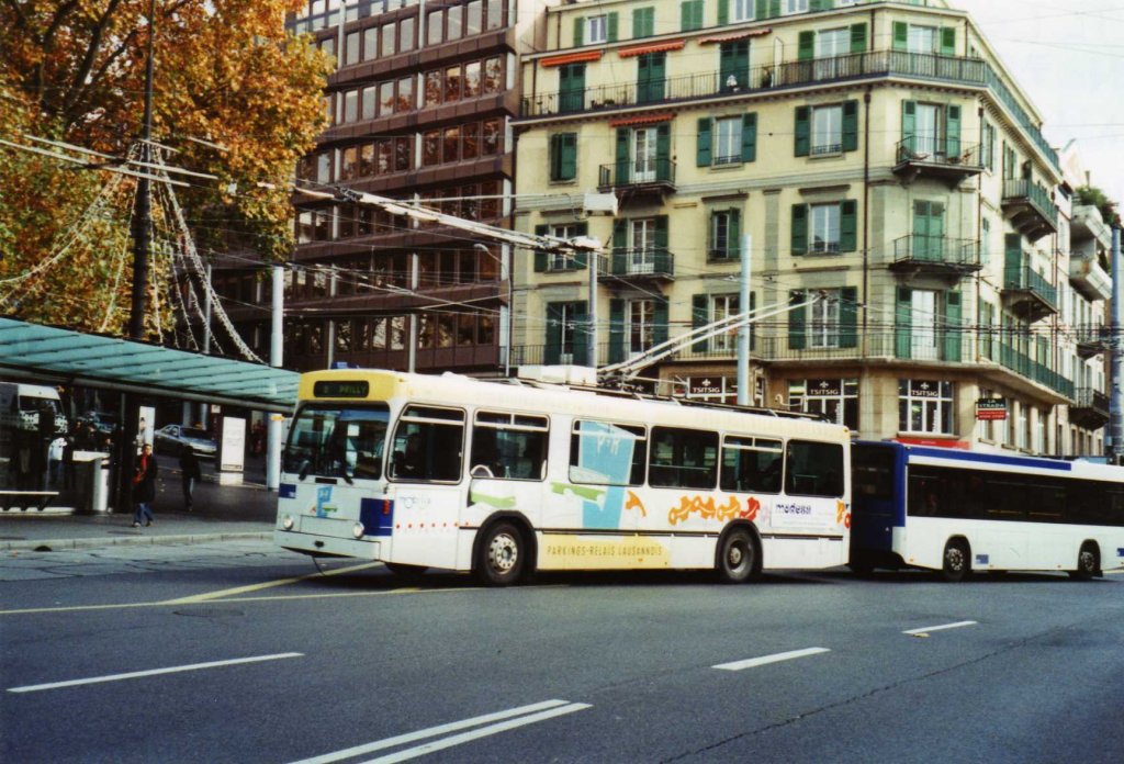 TL Lausanne Nr. 780 NAW/Lauber Trolleybus am 19. November 2009 Lausanne, Chauderon (mit Vollwerbung fr  P+R )