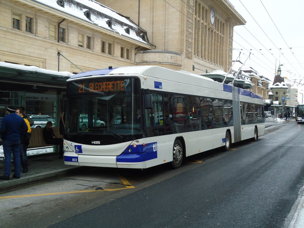 TL Lausanne Nr. 833 Hess/Hess Gelenktrolleybus am 5. Dezember 2010 Lausanne, Bahnhof
