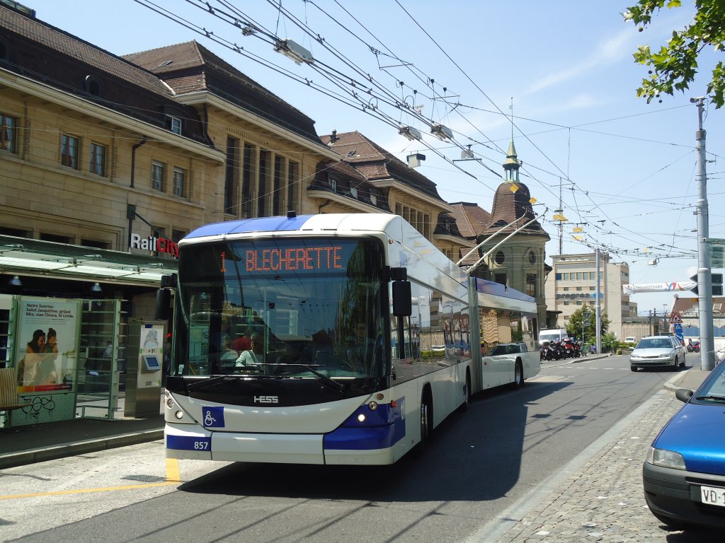 TL Lausanne - Nr. 857 - Hess/Hess Gelenktrolleybus am 12. Juli 2011 beim Bahnhof Lausanne