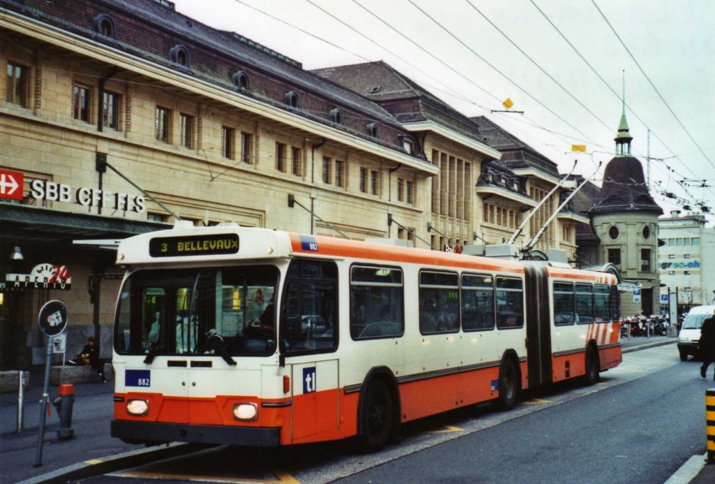TL Lausanne Nr. 882 Saurer/Hess Gelenktrolleybus (ex TPG Genve Nr. 662) am 19. November 2009 Lausanne, Bahnhof