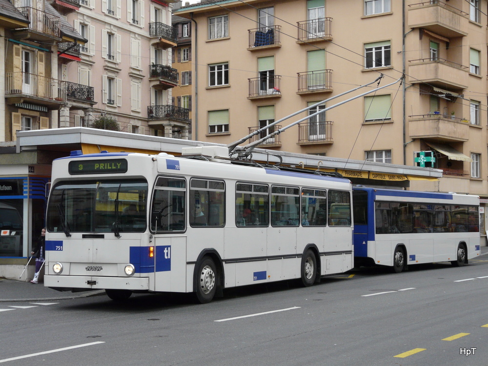 TL - NAW Trolleybus Nr.751 mit Anhnger unterwegs auf der Linie 9 in der Stadt Lausanne am 27.03.2010