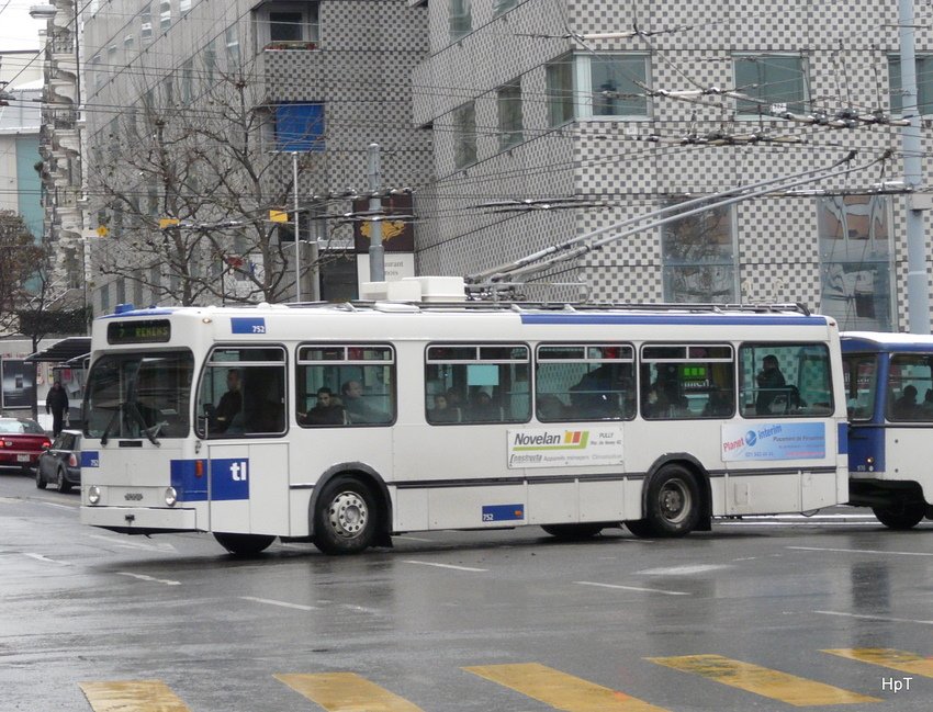 TL - NAW Trolleybus Nr.752 unterwegs auf der Linie 7 in Lausanne am 19.12.2009