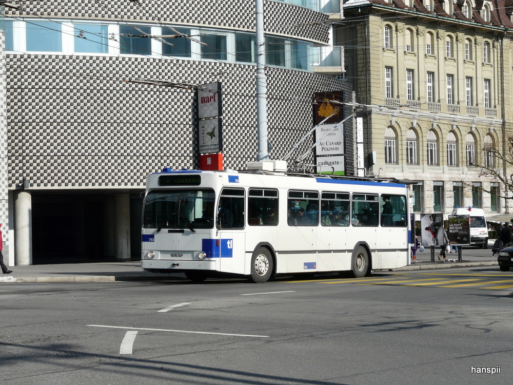 tl - NAW Trolleybus Nr.753 unterwegs in der Stadt Lausanne am 16.02.2013