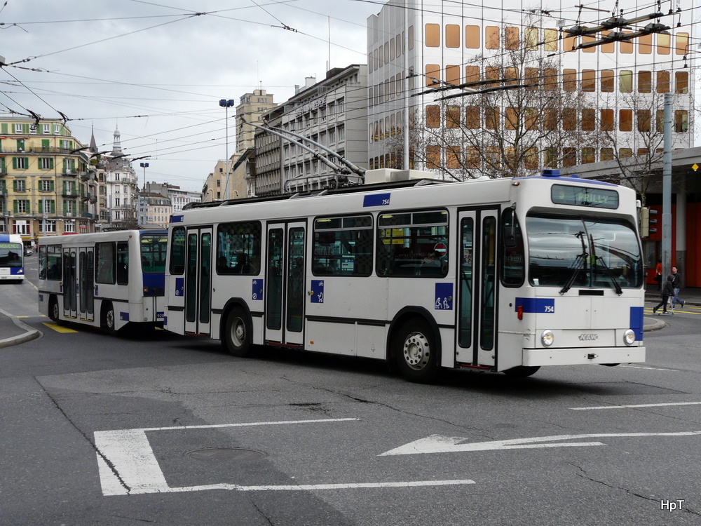 TL - NAW Trolleybus Nr.754 mit Anhnger unterwegs auf der Linie 9 in der Stadt Lausanne am 27.03.2010