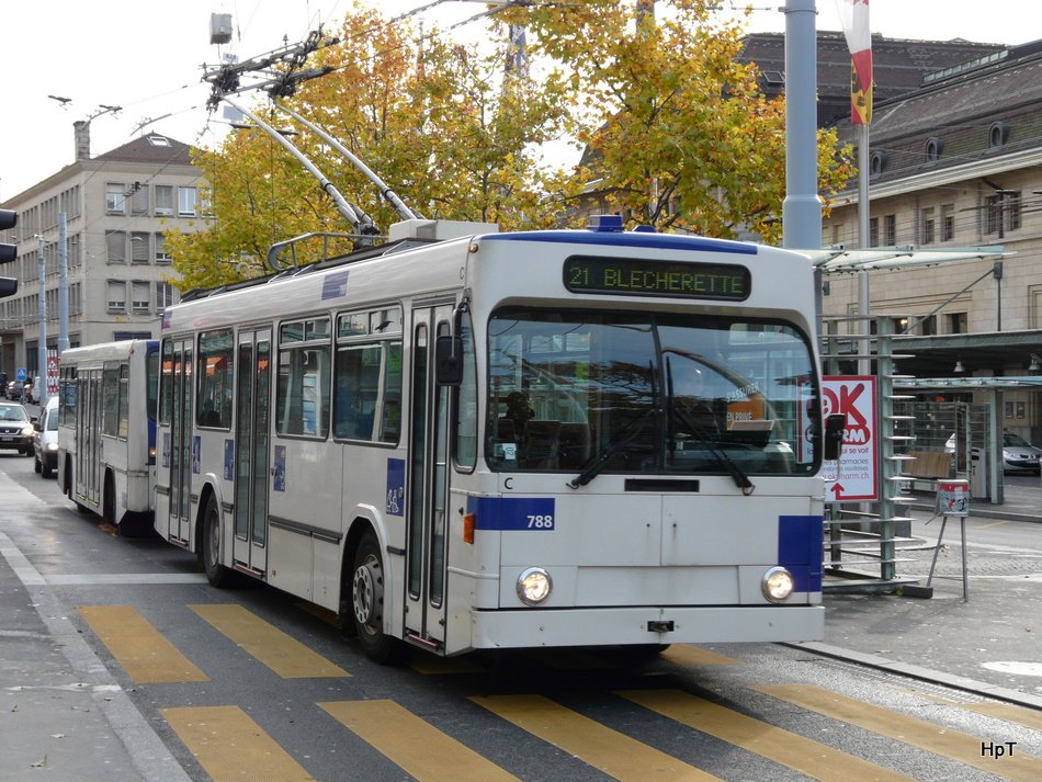 TL - NAW Trolleybus Nr.788 unterwegs auf der Linie 21 bei denn Haltestellen vor dem Bahnhof in Lausanne am 08.11.2009