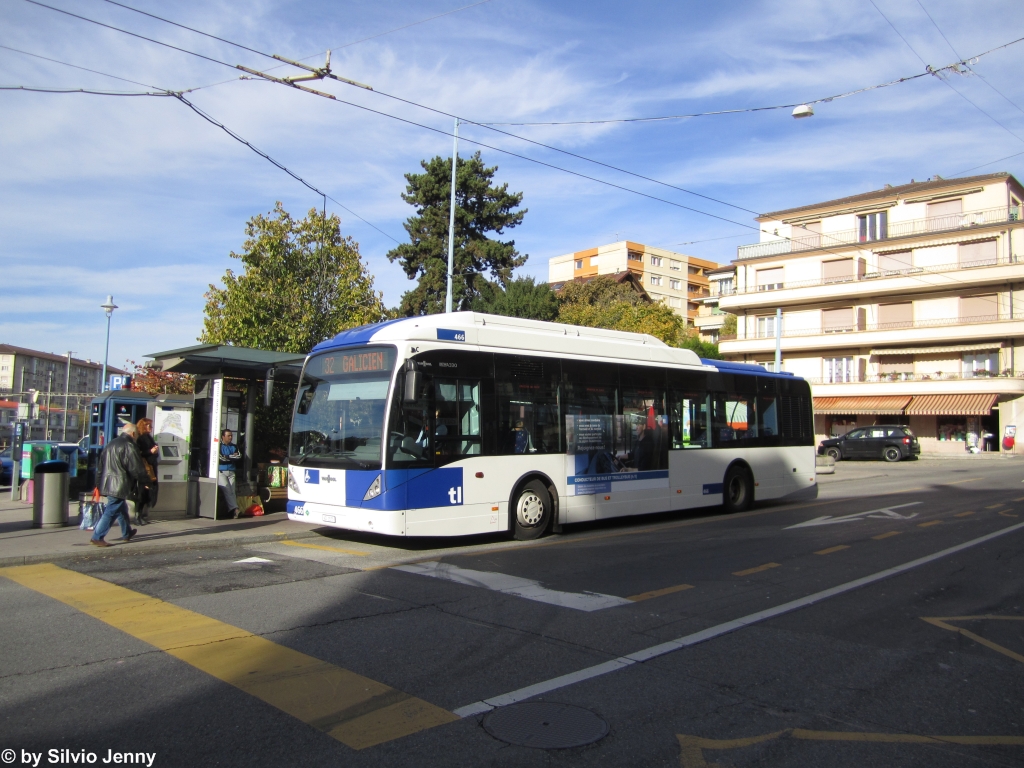 tl Nr. 466 (VanHool New A330 CNG) am 3.11.2012 in Renens, Gare Nord.