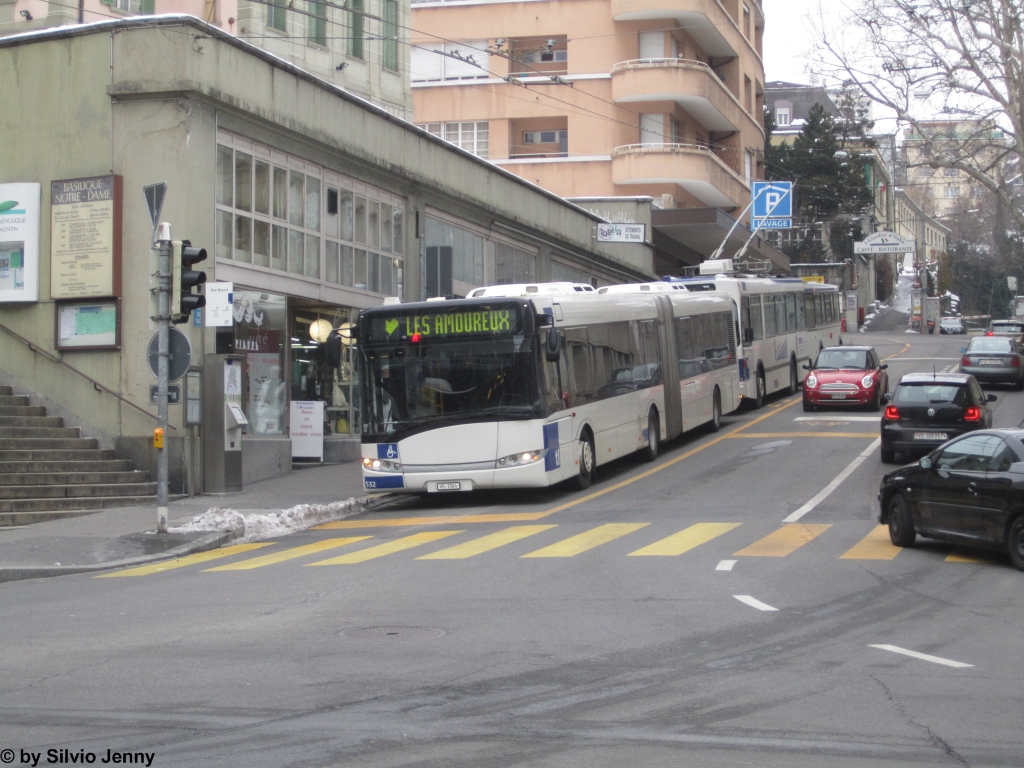 tl Nr. 532 (Solaris Urbino 18) am 14.2.2013 in Lausanne, Rue-Neuve. Anlässlich dem Valentinstag waren die Busse mit einer speziellen Anzeige, im Wechsel mit dem tatsächlichen Ziel, unterwegs.