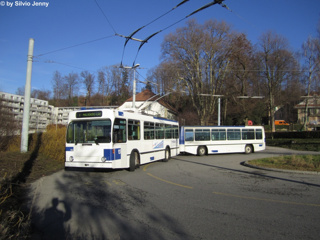 tl Nr. 762+914 (NAW/Lauber + Hess/Lanz & Marti) am 29.12.2012 in Lausanne, Desert. Mit der Ablieferung der neuen Swisstrolley 4 sollen auf der Linie 2 nur noch Gelenktrolleybusse fahren.