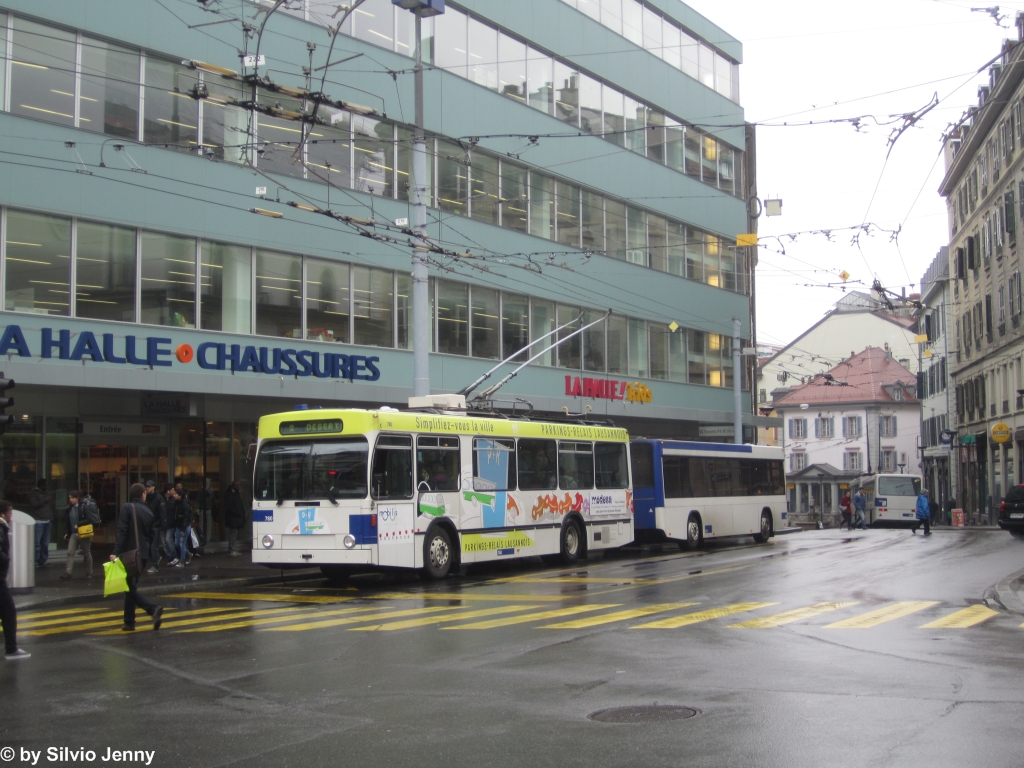 tl Nr. 780 ''Parking Relais'' + 925 (NAW/Lauber + Hess/Lanz&Marti) am 8.3.2013 in Lausanne, Rue Neuve. Dieser NAW ist der derzeit einzige Vollwerbebus der Serie.