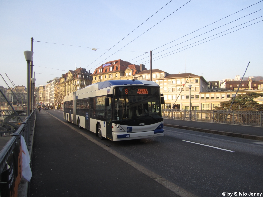 tl Nr. 854 (Hess Swisstrolley 3 BGT-N2C) am 8.1.2013 auf der Grand-Pont kurz vor der Haltestelle St-Franois. 