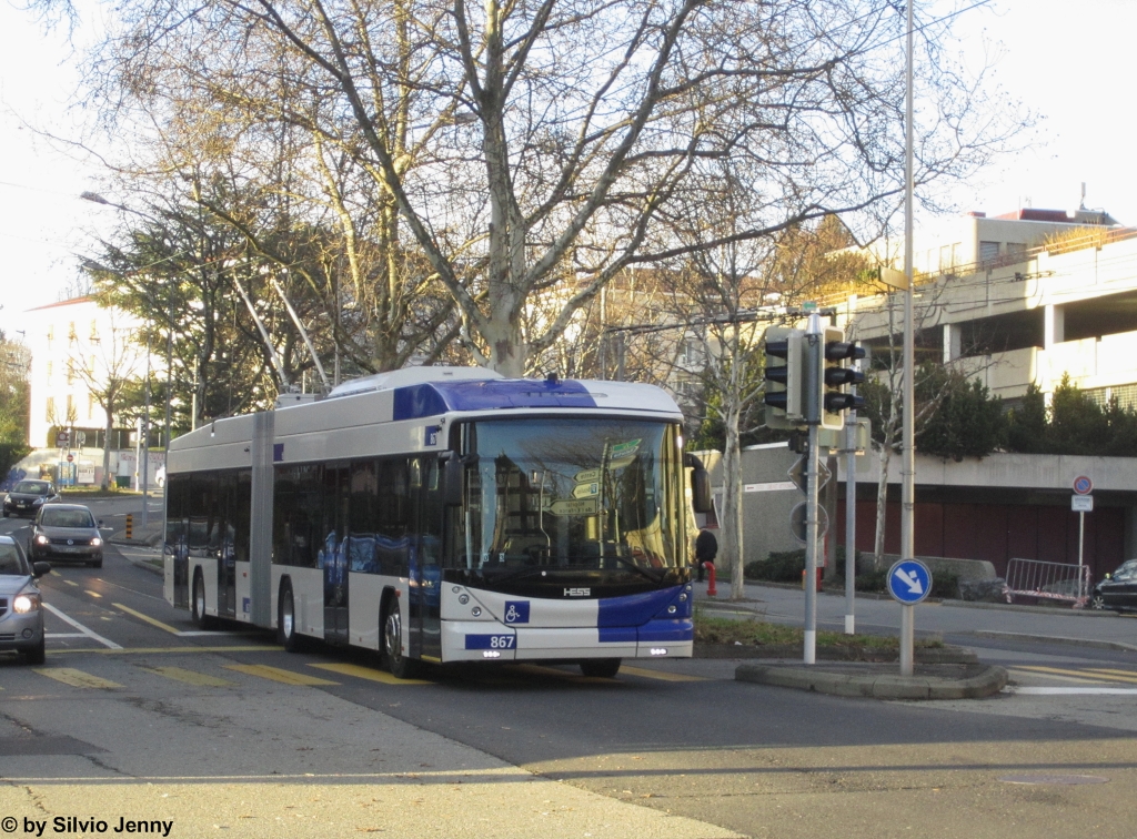 tl Nr. 867 (Hess Swisstrolley 4 BGT-N2C) am 29.12.2012 in Lausanne, Bergières. Ein weiteres Merkmal des Swisstrolley 4 ist die Gestaltung des Türbereichs bei der Tür 1. Hess bietet den St4 nur noch mit einer Türbreite an. Da sich Lausanne aber für eine einflügelige erste Tür entschied, ist dahinter eine schmale Glasscheibe verbaut.