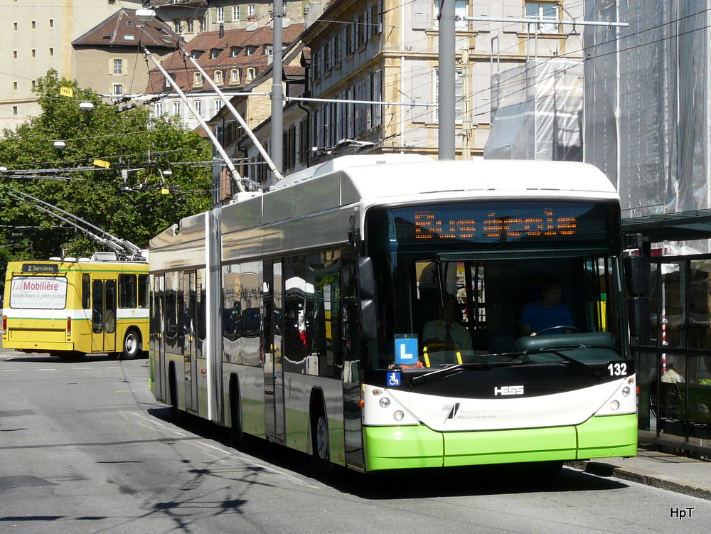 TN Neuchtel - Hess-Swisstrolley BGT-N2C Nr.132 unterwegs auf Fahrschule in der Stadt Neuchtel am 18.05.2011