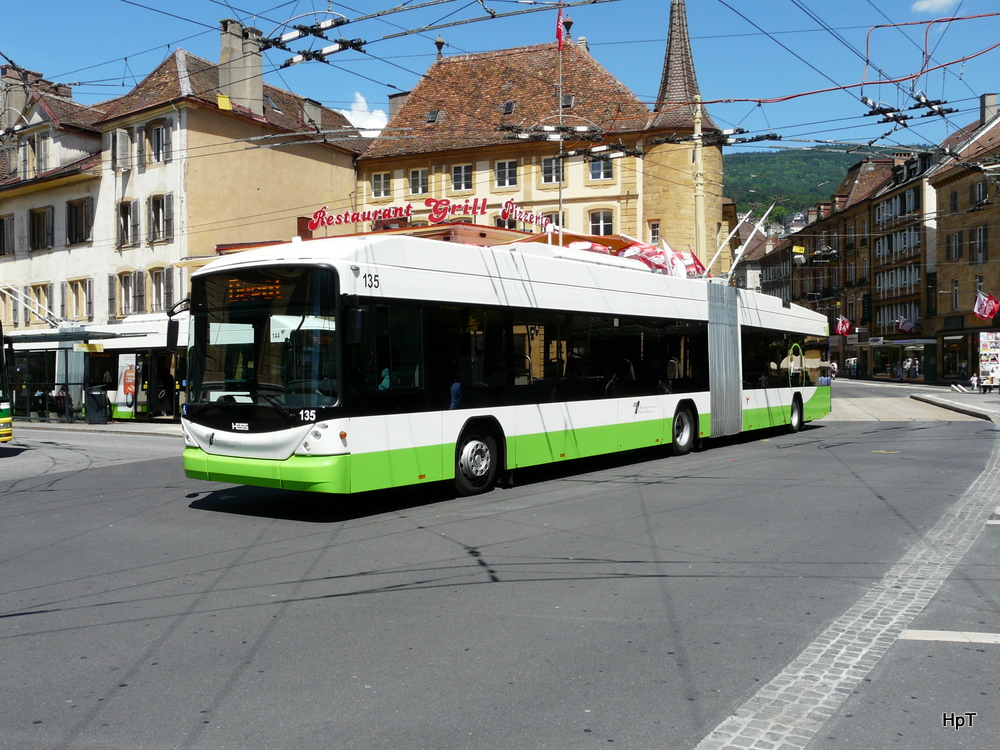 TN Neuchtel - Hess-Swisstrolley BGT-N2C Nr.135 unterwegs in der Stadt Neuchtel am 18.05.2011