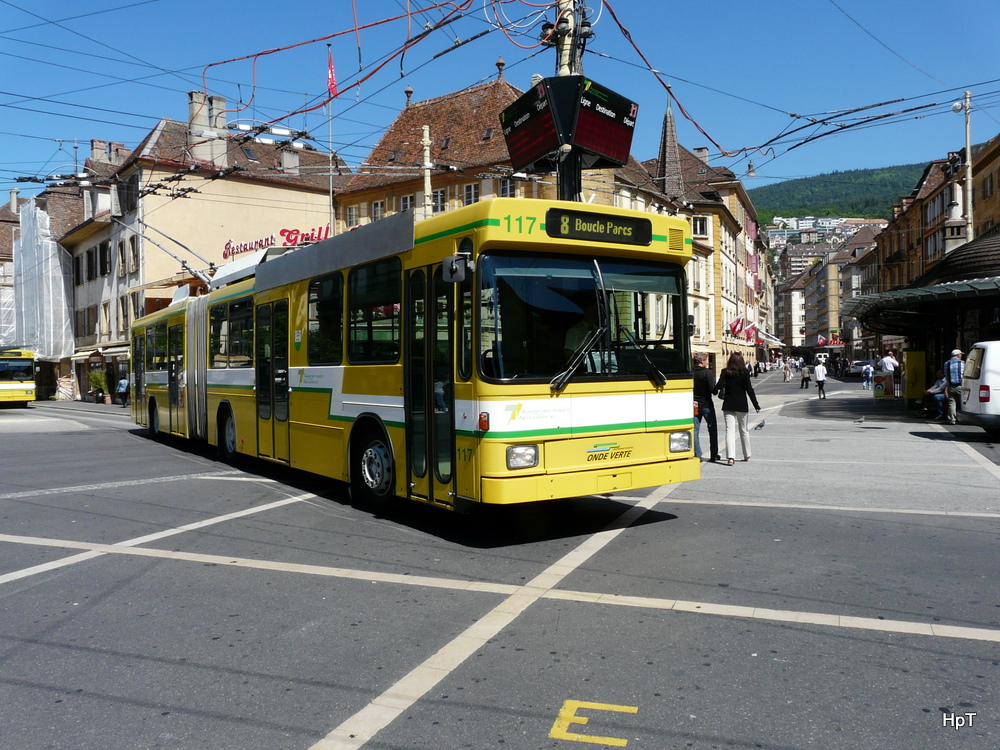 TN Neuchtel - NAW Hess-Trolleybus Nr.117 unterwegs in der Stadt Neuchtel am 18.05.2011