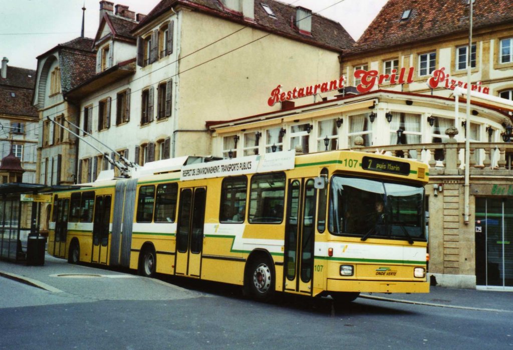 TN Neuchâtel Nr. 107 NAW/Hess Gelenktrolleybus am 5. Dezember 2009 Neuchâtel, Place Pury
