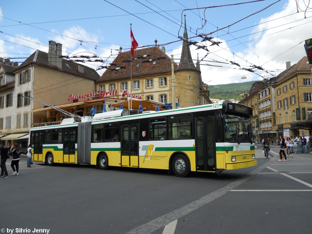 TN Nr. 121 ''Jura'' (NAW/Hess BGT 5-25) am 27.7.2010 beim Place Pury. Einer der wenigen NAW der den neuen Anstrich erhalten hat.