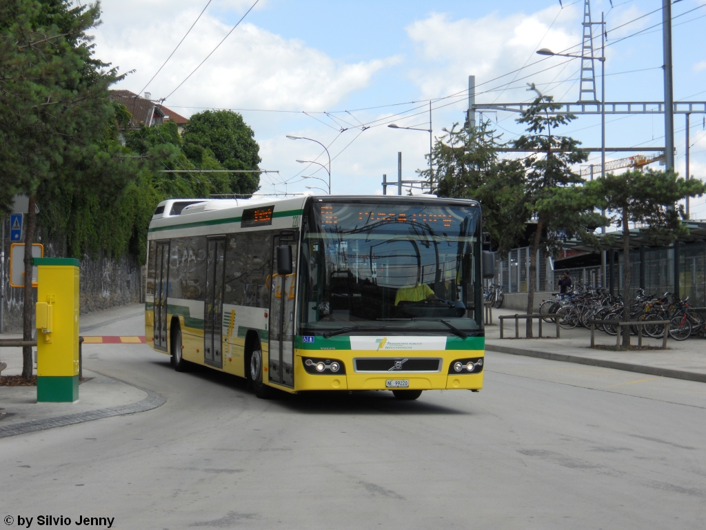 TN Nr. 220 (Volvo 7700) am 27.7.2010 beim Bhf. Neuenburg.