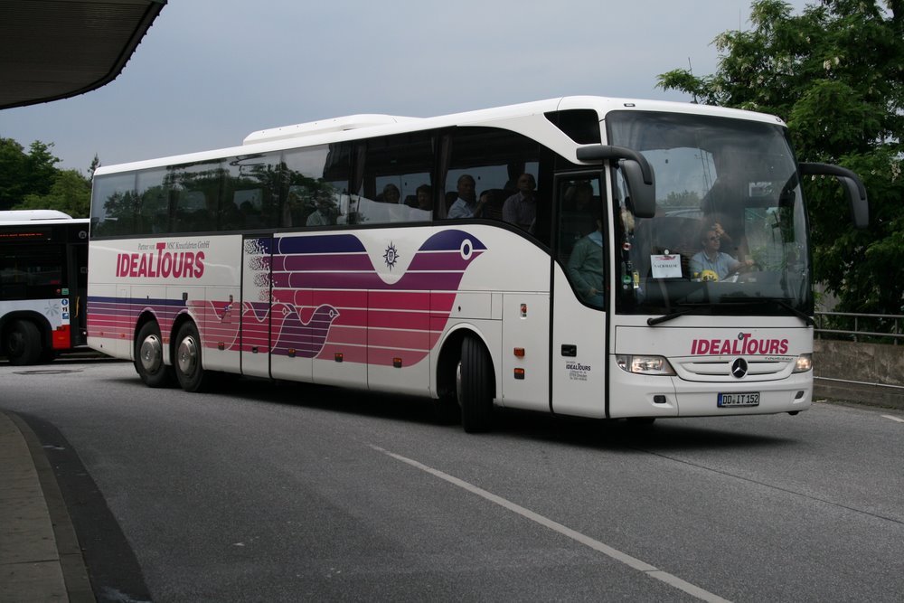 Tourismo 3-Achser der Idealtour machte am 9.Juni 2010 am Bf.Harburg eine etwas sinnlose Runde ber die Busanlage(kam von Sden und fuhr weiter nach Norden) 