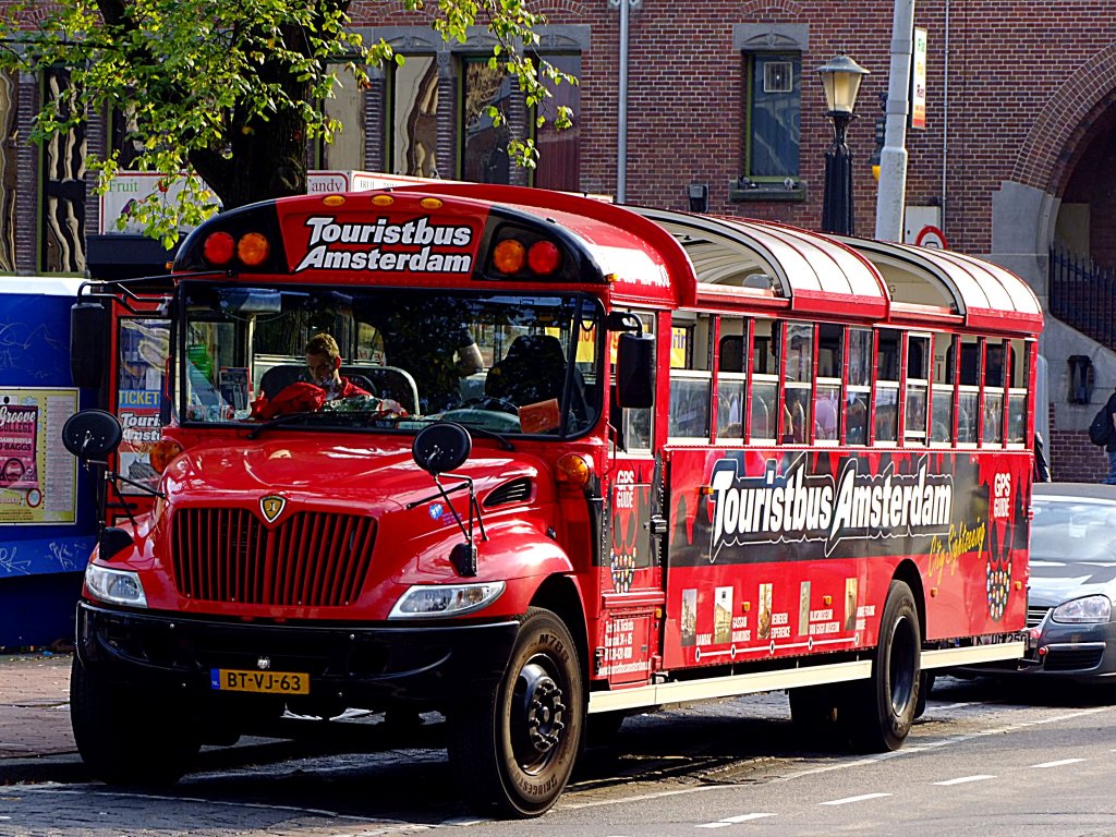 Touristbus-Amsterdam wartet am Damrak auf Fahrgste;110903