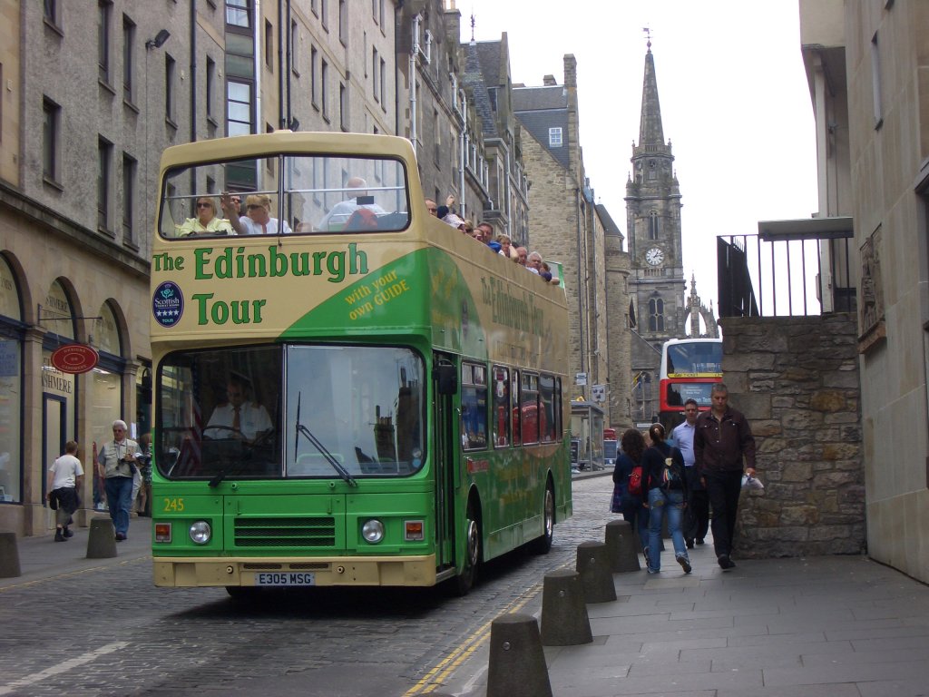 Touristenbus im Stadtzentrum von Edinburgh im Juli 2009.