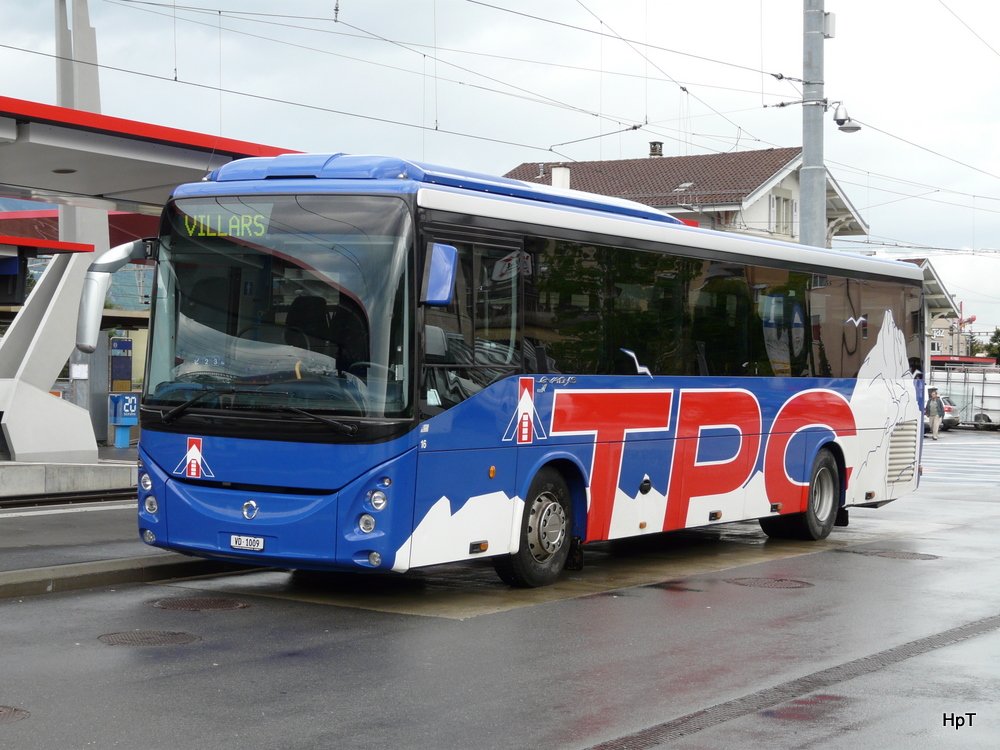 TPC - Irisbus Evadys VD 1009 am Bahnhofsplatz in Aigel am 10.05.2010