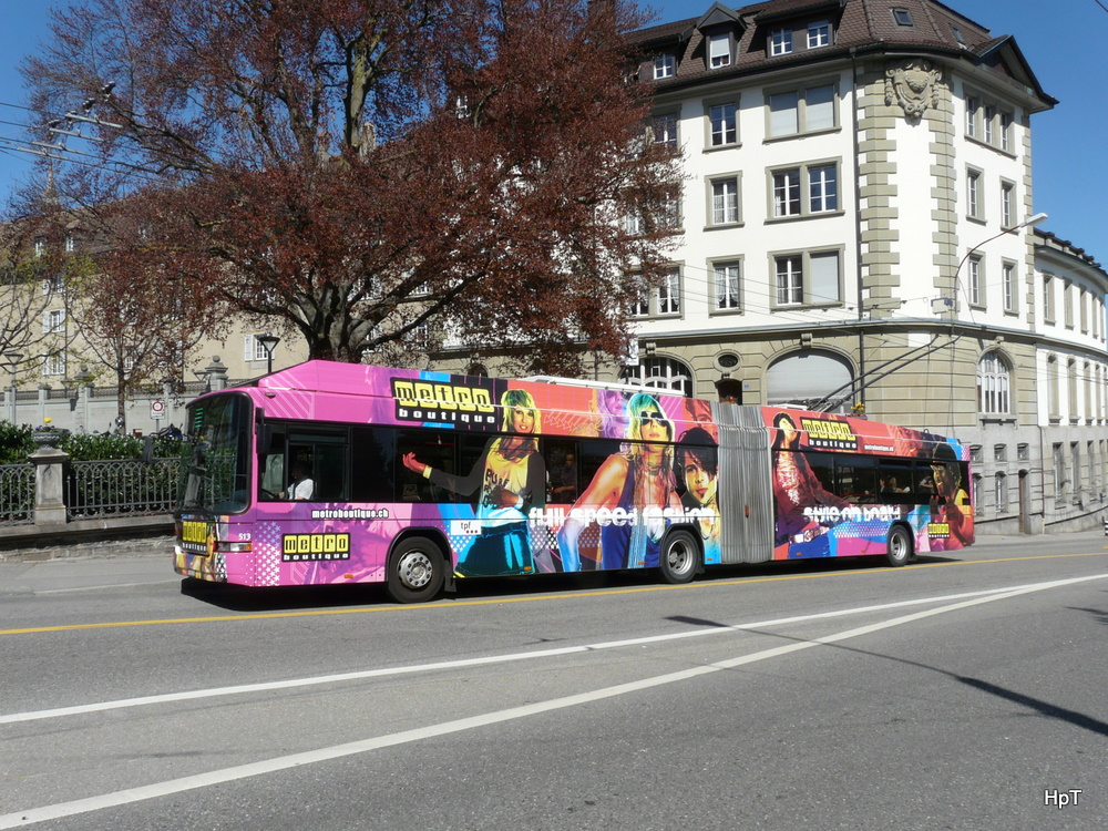 tpf - Hess-Swisstrolleybus  Nr.513  FR 300391 unterwegs in der Stadt Fribourg am 09.04.2011