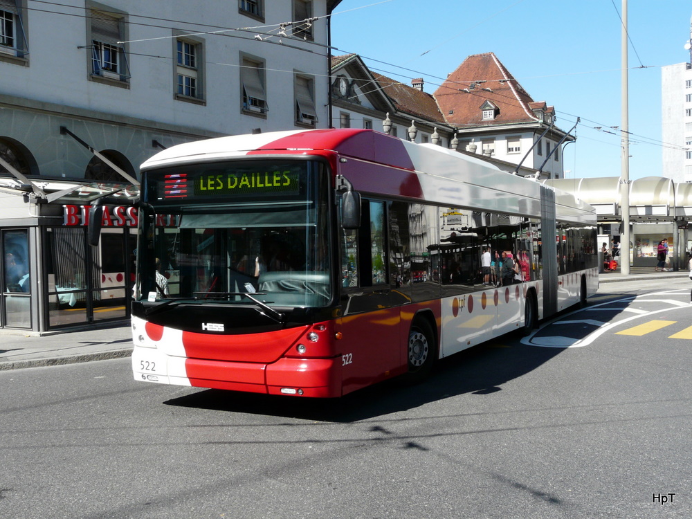 tpf - Hess-Swisstrolleybus Nr.522 bei der Haltestelle vor dem Bahnhof in Fribourg am 09.04.2011

