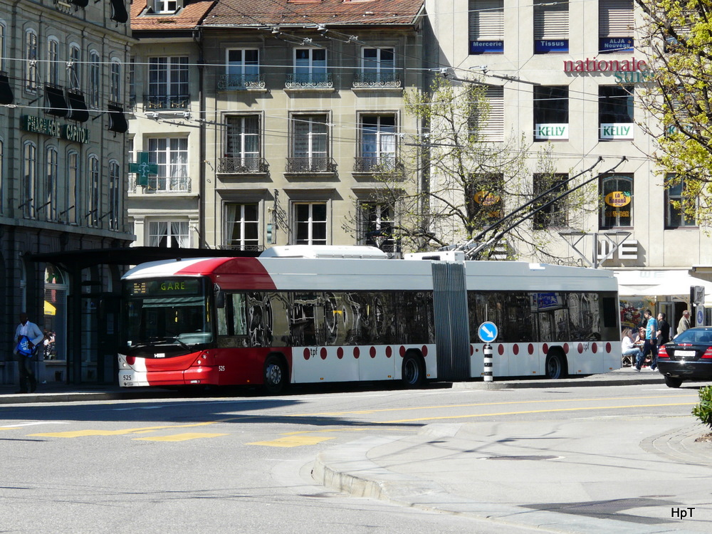 tpf - Hess-Swisstrolleybus Nr.525 unterwegs in der Stadt Fribourg am 09.04.2011
