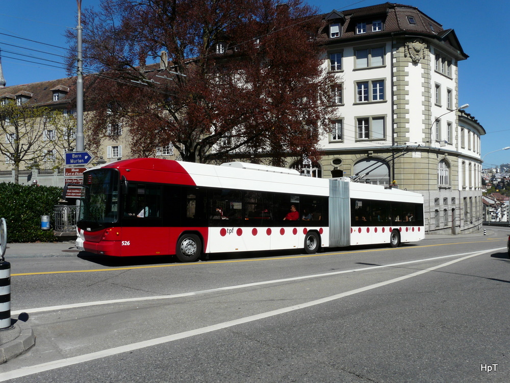 tpf - Hess-Swisstrolleybus Nr.526 unterwegs in der Stadt Fribourg am 09.04.2011