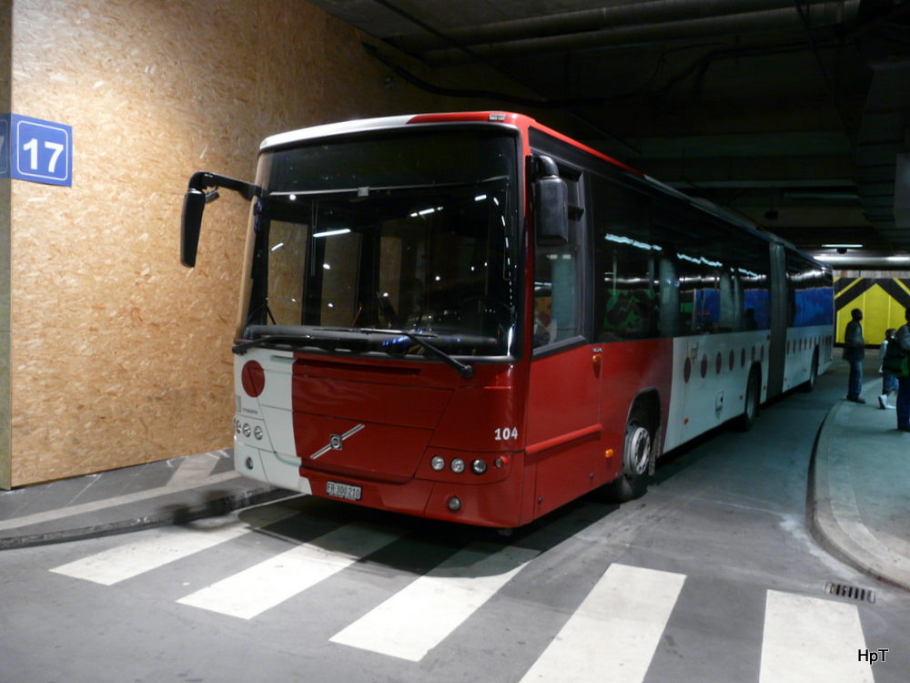 tpf - Volvo 8700 Nr.104 FR 300210 in den Unterirdischen Bushaltestellen im Bahnhof Fribourg am 09.04.2011